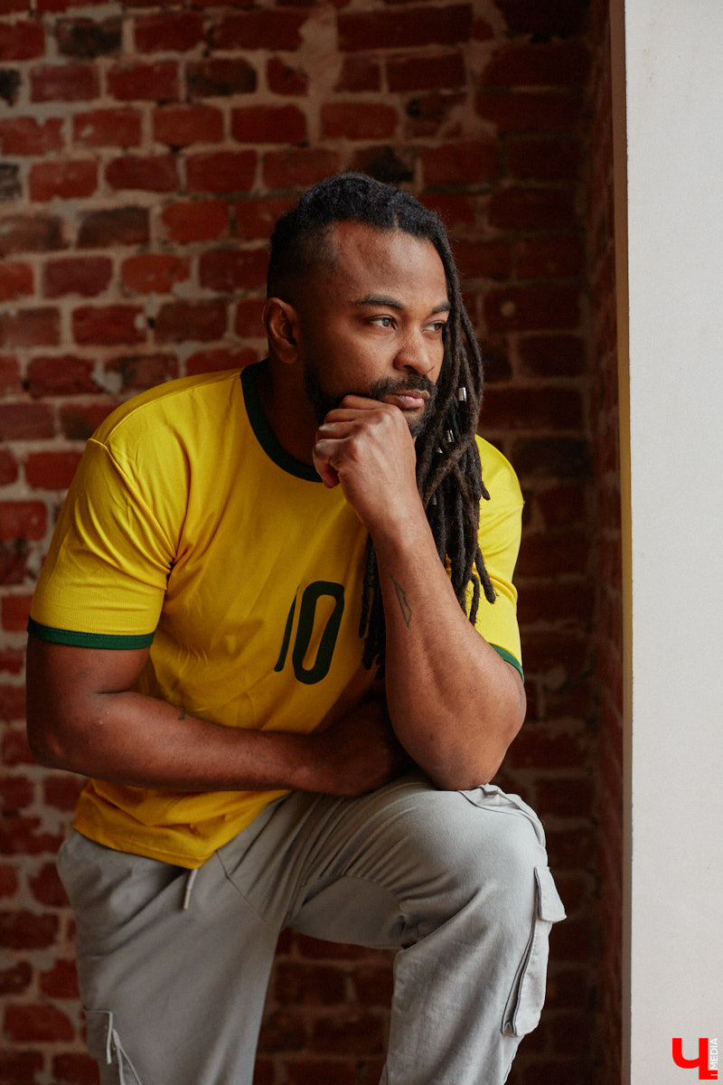 Сидней Барбоза перебрался во Владимирскую область вместе с супругой около года назад. Трущобы в Рио-де-Жанейро семья сменила на квартиру в Коврове. Молодому человеку пришлось не только пройти акклиматизацию, но и полностью сменить гардероб. Любимые образы он продемонстрировал «Ключ-Медиа».