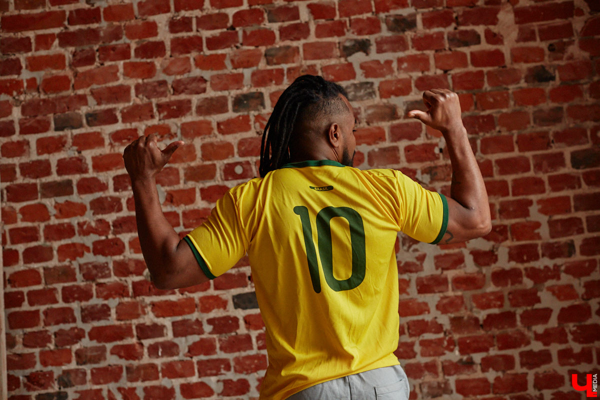 Сидней Барбоза перебрался во Владимирскую область вместе с супругой около года назад. Трущобы в Рио-де-Жанейро семья сменила на квартиру в Коврове. Молодому человеку пришлось не только пройти акклиматизацию, но и полностью сменить гардероб. Любимые образы он продемонстрировал «Ключ-Медиа».