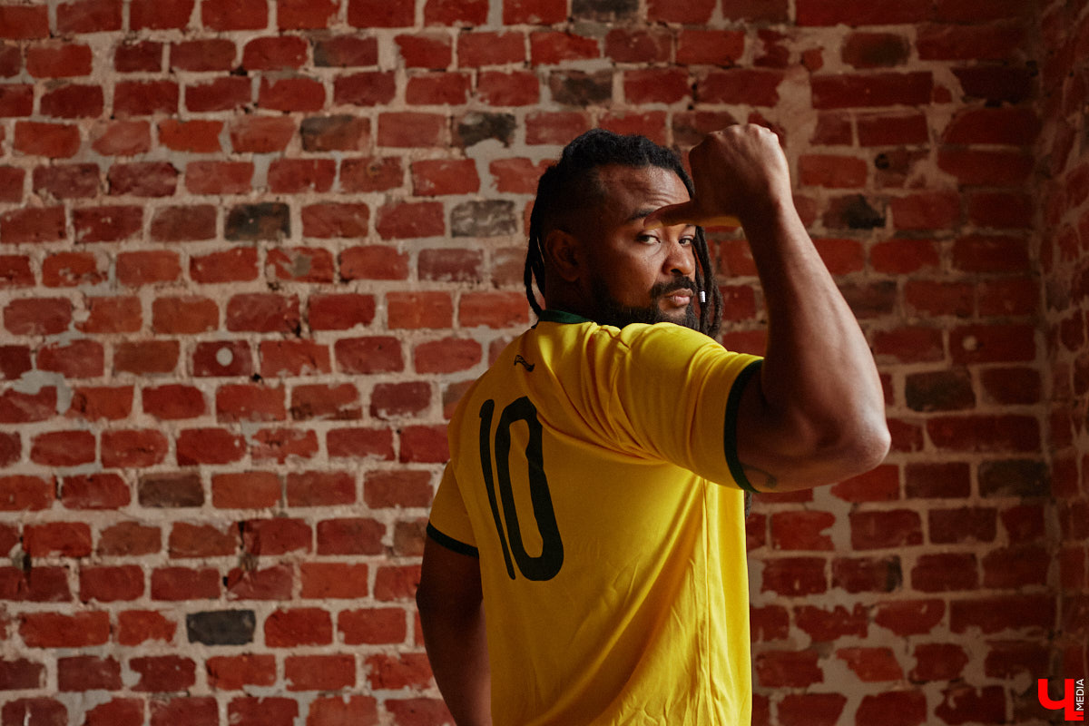 Сидней Барбоза перебрался во Владимирскую область вместе с супругой около года назад. Трущобы в Рио-де-Жанейро семья сменила на квартиру в Коврове. Молодому человеку пришлось не только пройти акклиматизацию, но и полностью сменить гардероб. Любимые образы он продемонстрировал «Ключ-Медиа».