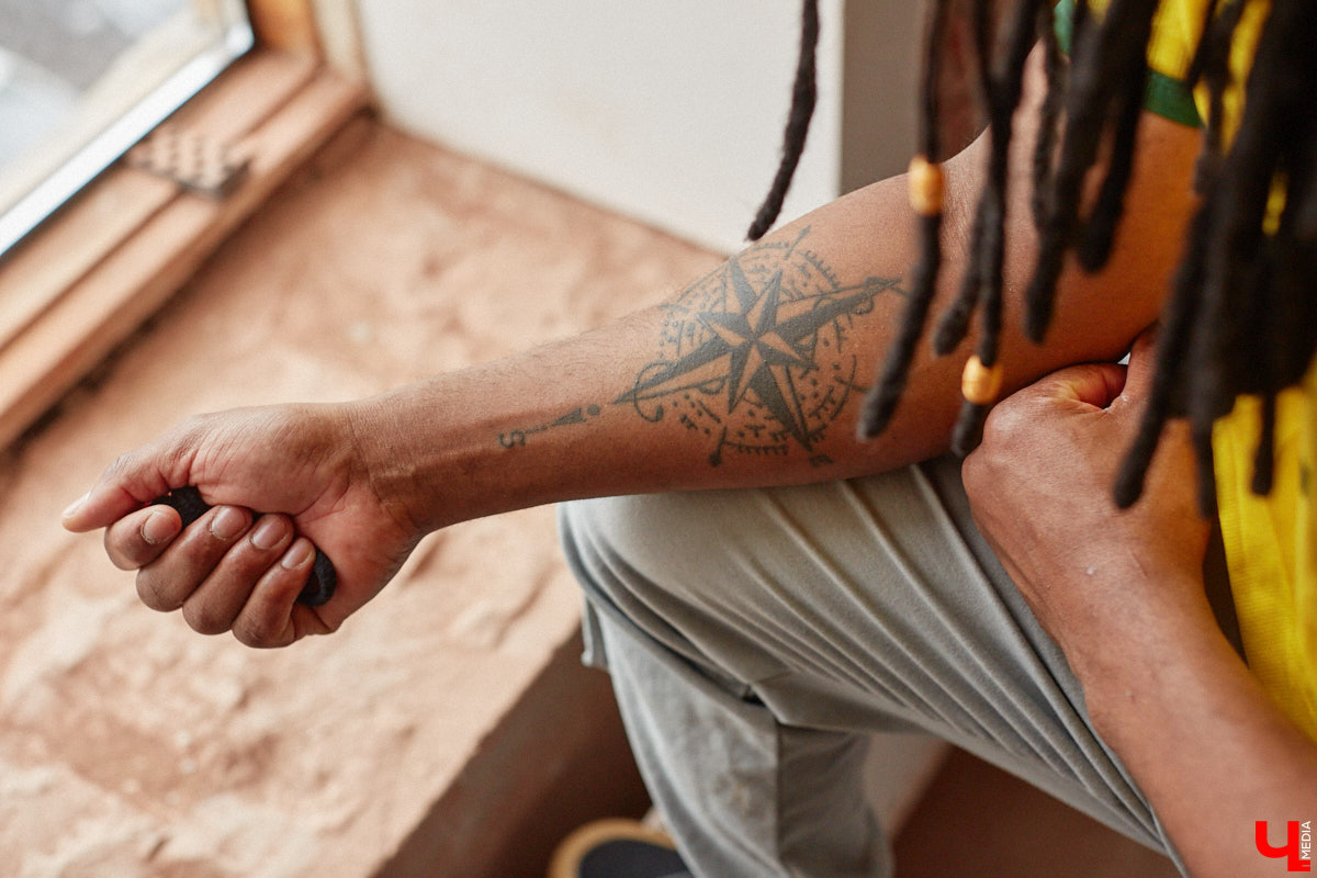 Сидней Барбоза перебрался во Владимирскую область вместе с супругой около года назад. Трущобы в Рио-де-Жанейро семья сменила на квартиру в Коврове. Молодому человеку пришлось не только пройти акклиматизацию, но и полностью сменить гардероб. Любимые образы он продемонстрировал «Ключ-Медиа».