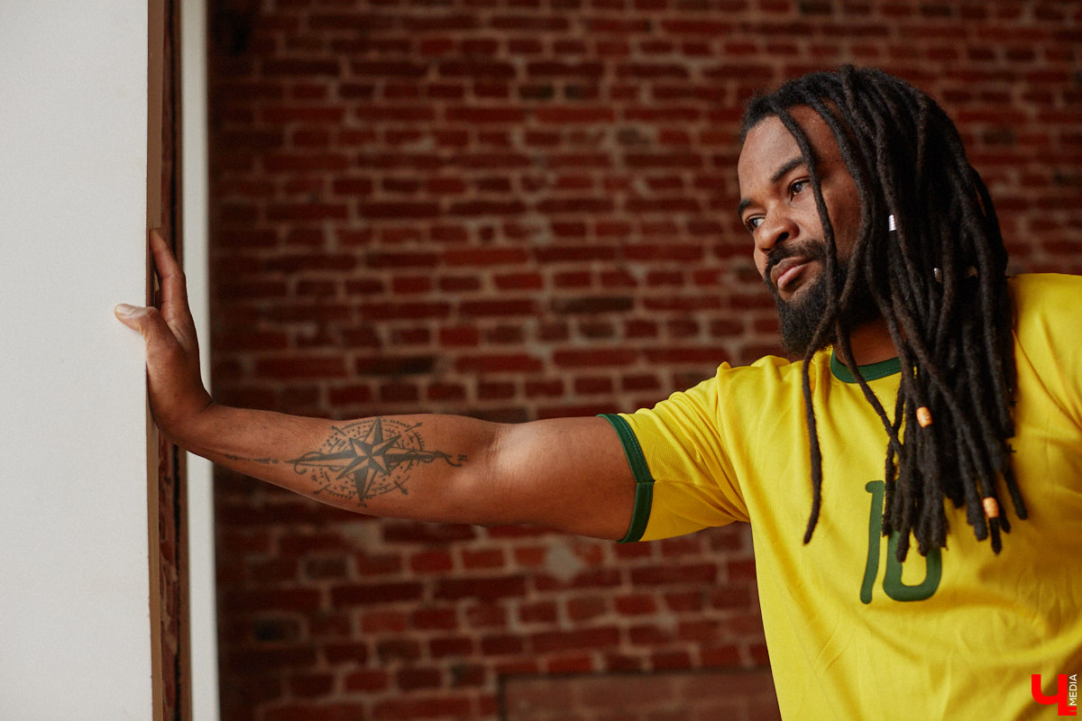 Сидней Барбоза перебрался во Владимирскую область вместе с супругой около года назад. Трущобы в Рио-де-Жанейро семья сменила на квартиру в Коврове. Молодому человеку пришлось не только пройти акклиматизацию, но и полностью сменить гардероб. Любимые образы он продемонстрировал «Ключ-Медиа».