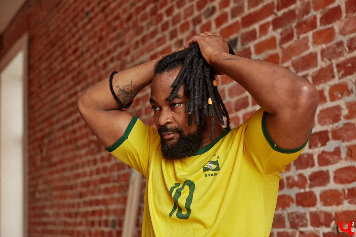 Сидней Барбоза перебрался во Владимирскую область вместе с супругой около года назад. Трущобы в Рио-де-Жанейро семья сменила на квартиру в Коврове. Молодому человеку пришлось не только пройти акклиматизацию, но и полностью сменить гардероб. Любимые образы он продемонстрировал «Ключ-Медиа».