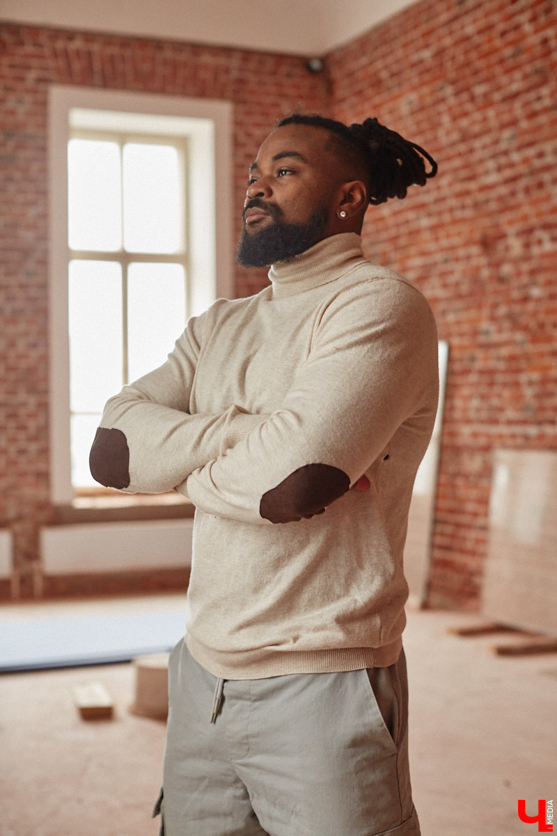 Сидней Барбоза перебрался во Владимирскую область вместе с супругой около года назад. Трущобы в Рио-де-Жанейро семья сменила на квартиру в Коврове. Молодому человеку пришлось не только пройти акклиматизацию, но и полностью сменить гардероб. Любимые образы он продемонстрировал «Ключ-Медиа».