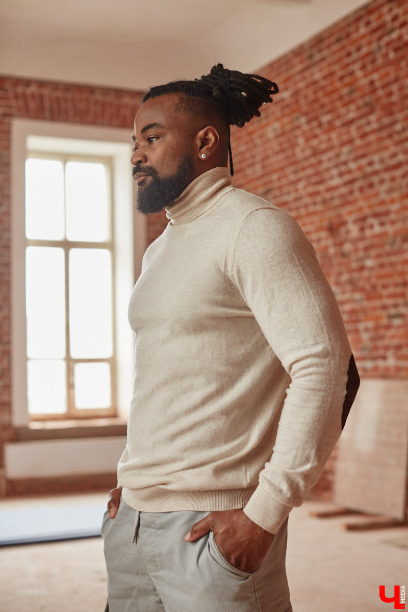 Сидней Барбоза перебрался во Владимирскую область вместе с супругой около года назад. Трущобы в Рио-де-Жанейро семья сменила на квартиру в Коврове. Молодому человеку пришлось не только пройти акклиматизацию, но и полностью сменить гардероб. Любимые образы он продемонстрировал «Ключ-Медиа».