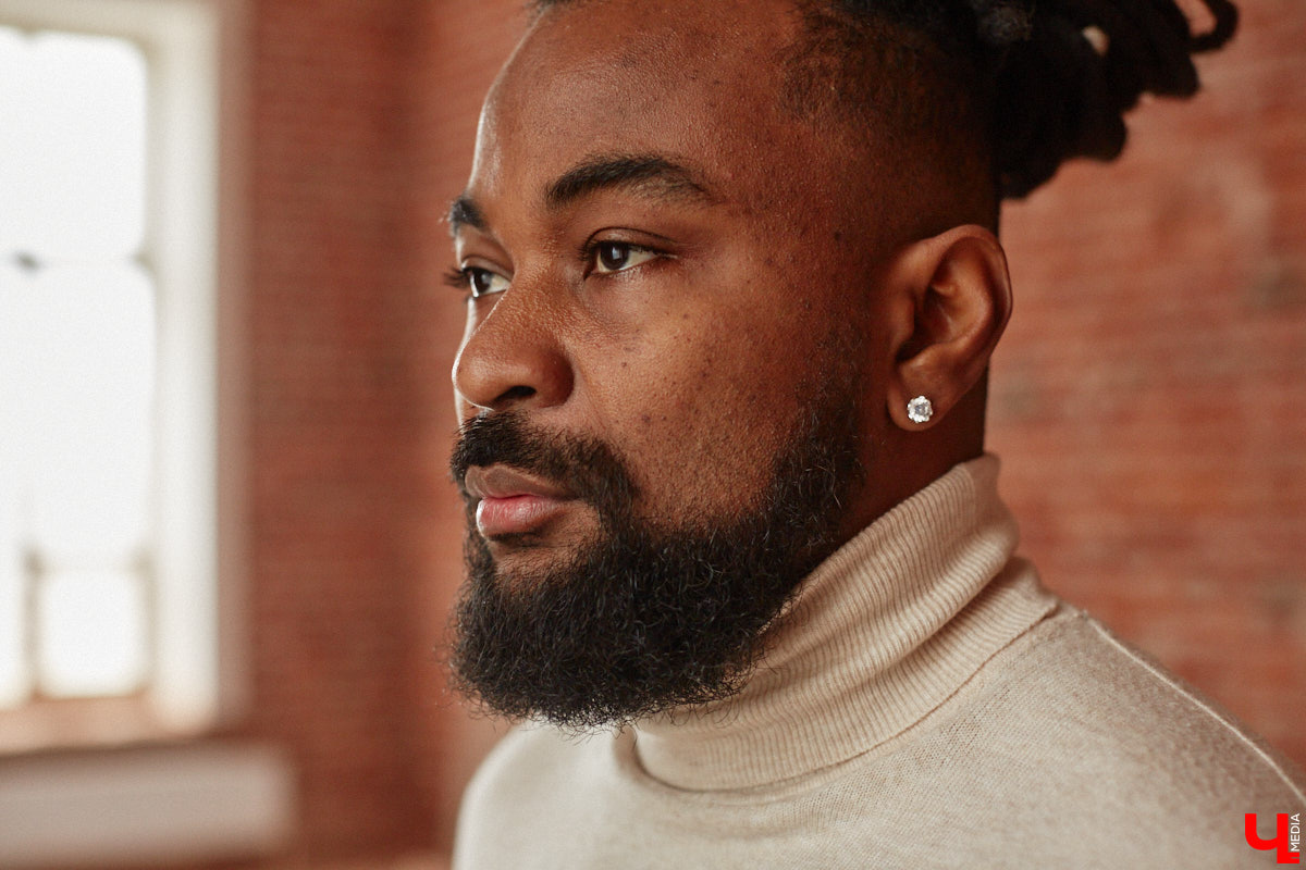 Сидней Барбоза перебрался во Владимирскую область вместе с супругой около года назад. Трущобы в Рио-де-Жанейро семья сменила на квартиру в Коврове. Молодому человеку пришлось не только пройти акклиматизацию, но и полностью сменить гардероб. Любимые образы он продемонстрировал «Ключ-Медиа».