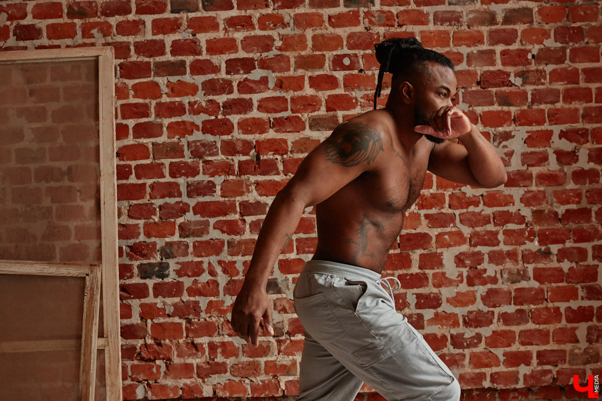 Сидней Барбоза перебрался во Владимирскую область вместе с супругой около года назад. Трущобы в Рио-де-Жанейро семья сменила на квартиру в Коврове. Молодому человеку пришлось не только пройти акклиматизацию, но и полностью сменить гардероб. Любимые образы он продемонстрировал «Ключ-Медиа».