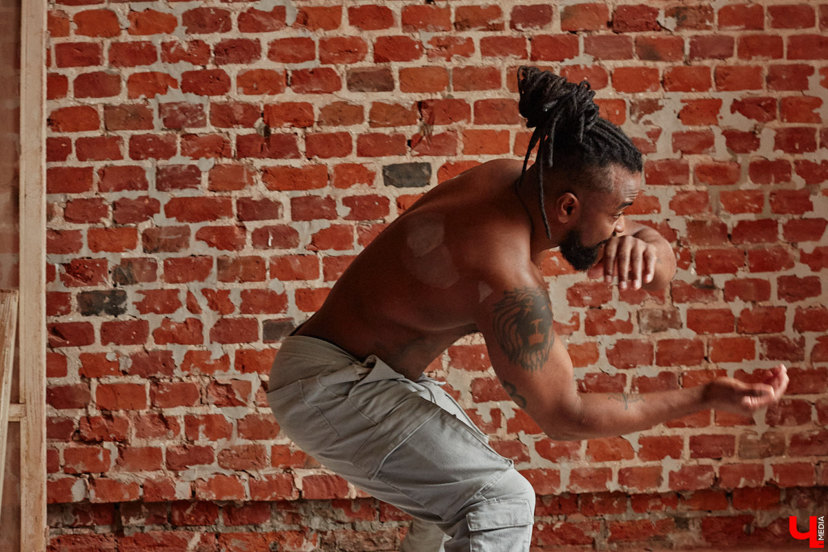 Сидней Барбоза перебрался во Владимирскую область вместе с супругой около года назад. Трущобы в Рио-де-Жанейро семья сменила на квартиру в Коврове. Молодому человеку пришлось не только пройти акклиматизацию, но и полностью сменить гардероб. Любимые образы он продемонстрировал «Ключ-Медиа».