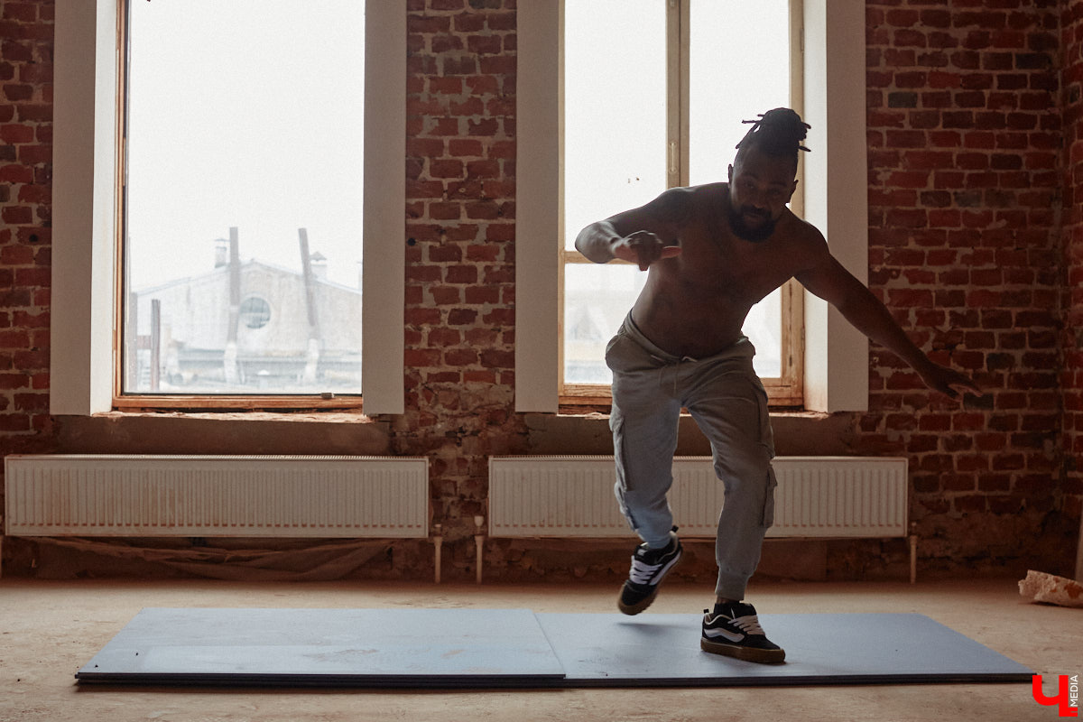 Сидней Барбоза перебрался во Владимирскую область вместе с супругой около года назад. Трущобы в Рио-де-Жанейро семья сменила на квартиру в Коврове. Молодому человеку пришлось не только пройти акклиматизацию, но и полностью сменить гардероб. Любимые образы он продемонстрировал «Ключ-Медиа».