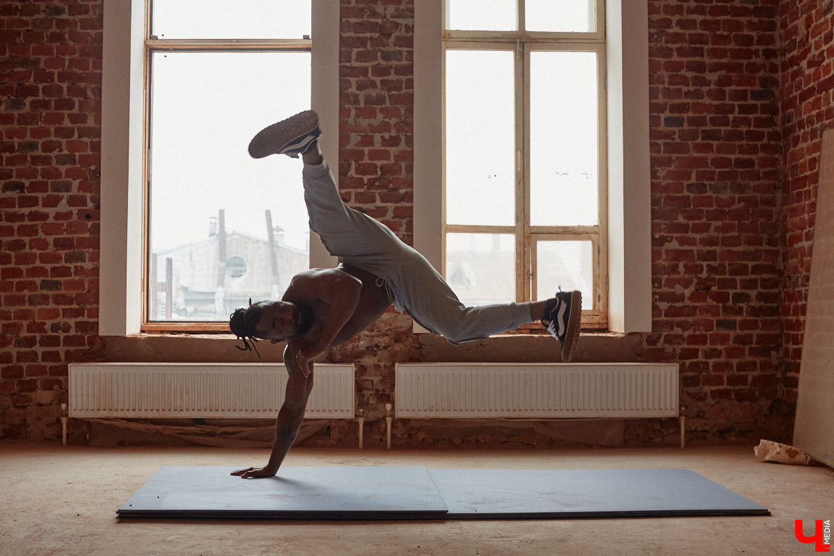 Сидней Барбоза перебрался во Владимирскую область вместе с супругой около года назад. Трущобы в Рио-де-Жанейро семья сменила на квартиру в Коврове. Молодому человеку пришлось не только пройти акклиматизацию, но и полностью сменить гардероб. Любимые образы он продемонстрировал «Ключ-Медиа».