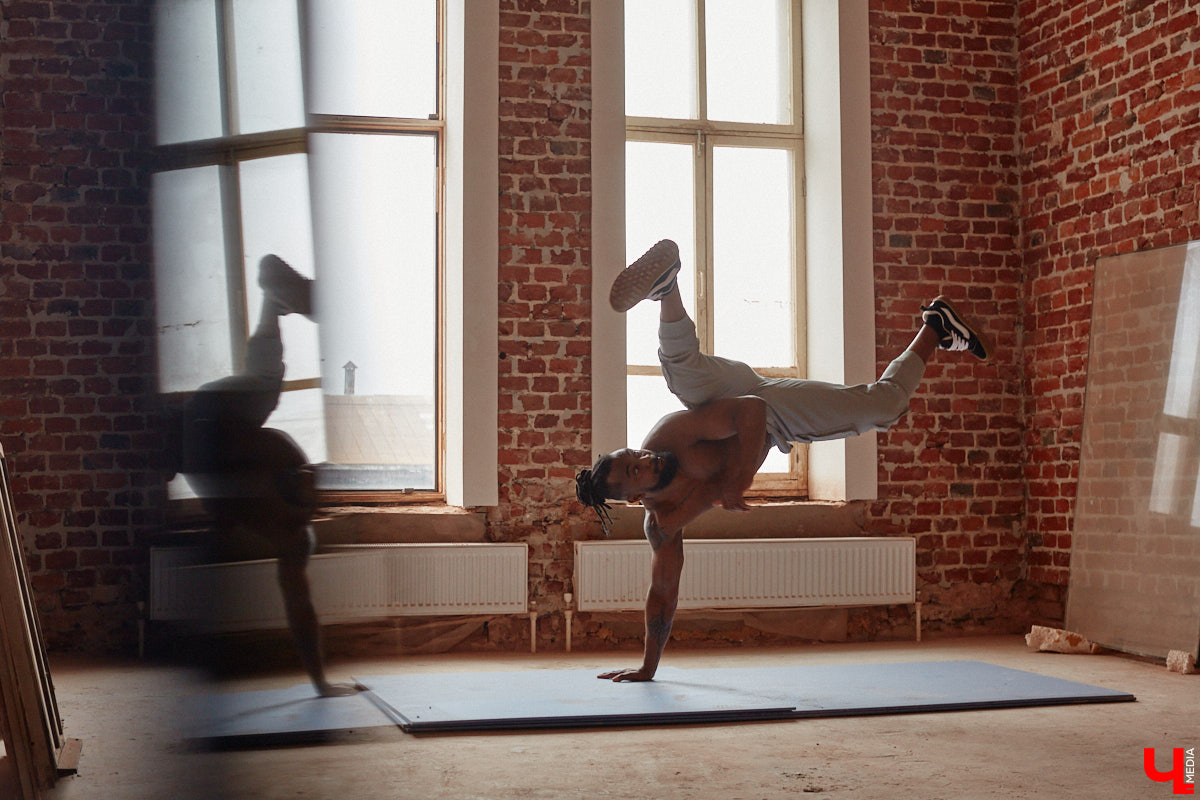 Сидней Барбоза перебрался во Владимирскую область вместе с супругой около года назад. Трущобы в Рио-де-Жанейро семья сменила на квартиру в Коврове. Молодому человеку пришлось не только пройти акклиматизацию, но и полностью сменить гардероб. Любимые образы он продемонстрировал «Ключ-Медиа».