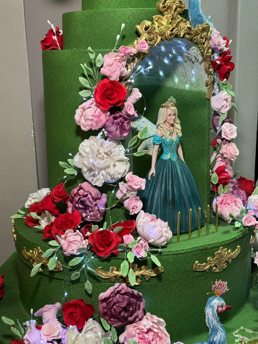 Юбилей Яны Рудковской отпраздновали с размахом. Потрясающий декор в тематике сказочного леса, звездные гости, в числе которых Ольга Бузова, Люся Чеботина, Юлия Барановская. Ну и, конечно, невероятный торт. Метровый гигант стоимостью более 1,5 миллиона рублей — дело рук команды кондитеров, куда вошла Елена Синицына из Владимира.