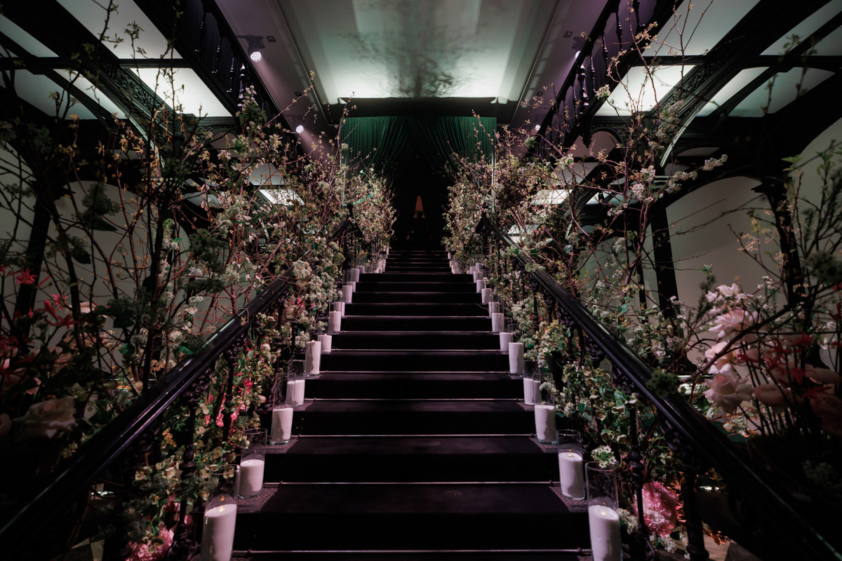 Юбилей Яны Рудковской отпраздновали с размахом. Потрясающий декор в тематике сказочного леса, звездные гости, в числе которых Ольга Бузова, Люся Чеботина, Юлия Барановская. Ну и, конечно, невероятный торт. Метровый гигант стоимостью более 1,5 миллиона рублей — дело рук команды кондитеров, куда вошла Елена Синицына из Владимира.