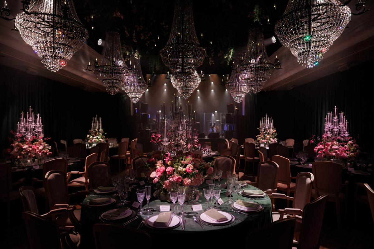 Юбилей Яны Рудковской отпраздновали с размахом. Потрясающий декор в тематике сказочного леса, звездные гости, в числе которых Ольга Бузова, Люся Чеботина, Юлия Барановская. Ну и, конечно, невероятный торт. Метровый гигант стоимостью более 1,5 миллиона рублей — дело рук команды кондитеров, куда вошла Елена Синицына из Владимира.