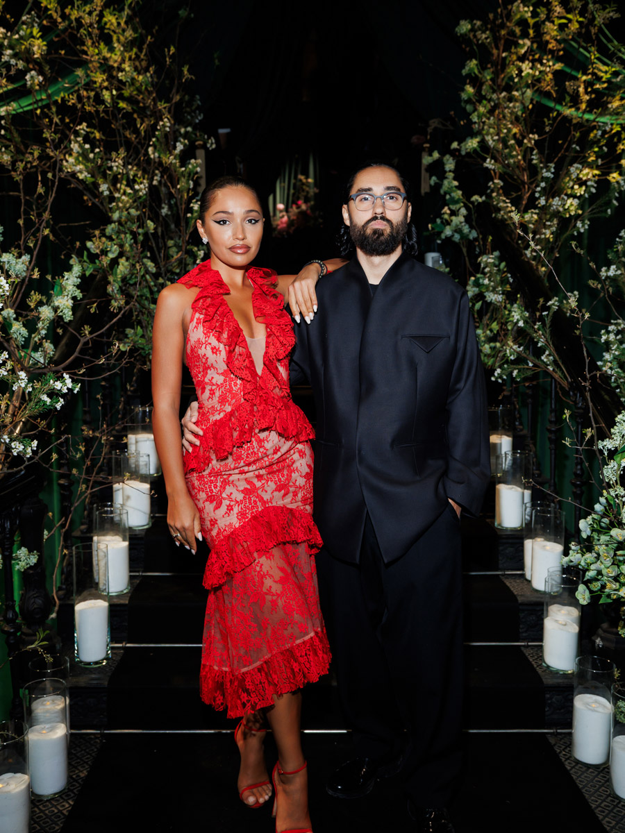 Юбилей Яны Рудковской отпраздновали с размахом. Потрясающий декор в тематике сказочного леса, звездные гости, в числе которых Ольга Бузова, Люся Чеботина, Юлия Барановская. Ну и, конечно, невероятный торт. Метровый гигант стоимостью более 1,5 миллиона рублей — дело рук команды кондитеров, куда вошла Елена Синицына из Владимира.