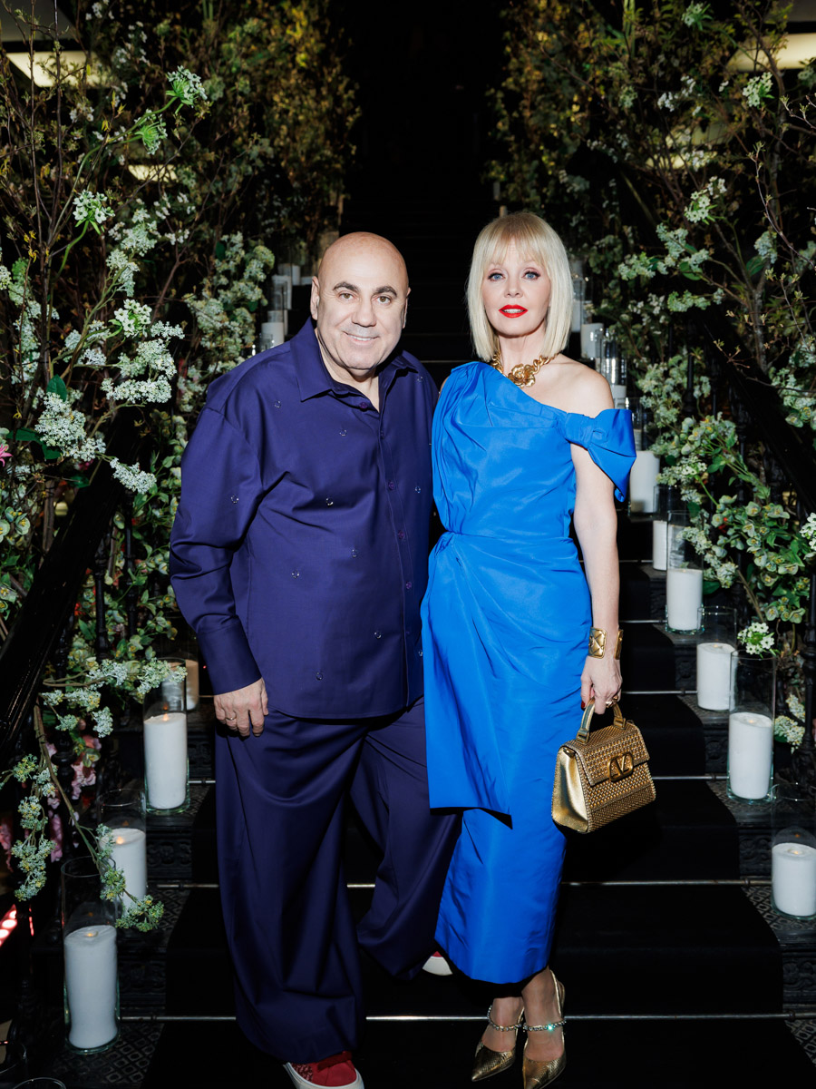 Юбилей Яны Рудковской отпраздновали с размахом. Потрясающий декор в тематике сказочного леса, звездные гости, в числе которых Ольга Бузова, Люся Чеботина, Юлия Барановская. Ну и, конечно, невероятный торт. Метровый гигант стоимостью более 1,5 миллиона рублей — дело рук команды кондитеров, куда вошла Елена Синицына из Владимира.