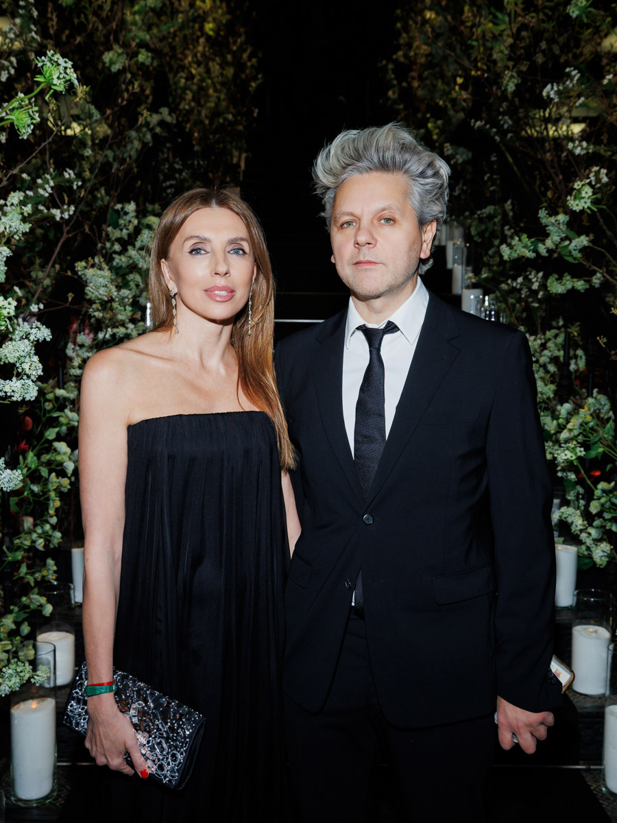 Юбилей Яны Рудковской отпраздновали с размахом. Потрясающий декор в тематике сказочного леса, звездные гости, в числе которых Ольга Бузова, Люся Чеботина, Юлия Барановская. Ну и, конечно, невероятный торт. Метровый гигант стоимостью более 1,5 миллиона рублей — дело рук команды кондитеров, куда вошла Елена Синицына из Владимира.