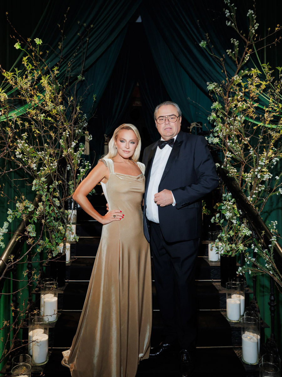 Юбилей Яны Рудковской отпраздновали с размахом. Потрясающий декор в тематике сказочного леса, звездные гости, в числе которых Ольга Бузова, Люся Чеботина, Юлия Барановская. Ну и, конечно, невероятный торт. Метровый гигант стоимостью более 1,5 миллиона рублей — дело рук команды кондитеров, куда вошла Елена Синицына из Владимира.