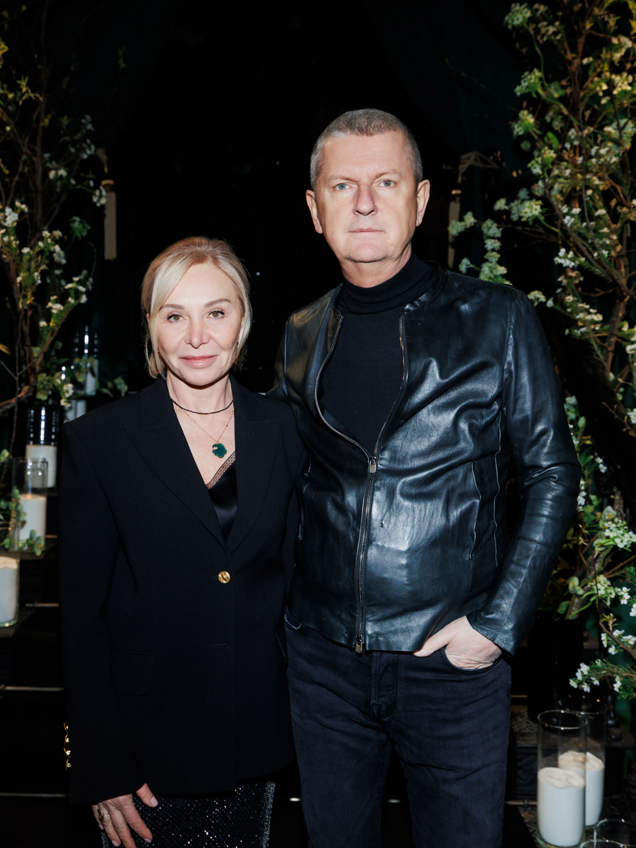 Юбилей Яны Рудковской отпраздновали с размахом. Потрясающий декор в тематике сказочного леса, звездные гости, в числе которых Ольга Бузова, Люся Чеботина, Юлия Барановская. Ну и, конечно, невероятный торт. Метровый гигант стоимостью более 1,5 миллиона рублей — дело рук команды кондитеров, куда вошла Елена Синицына из Владимира.