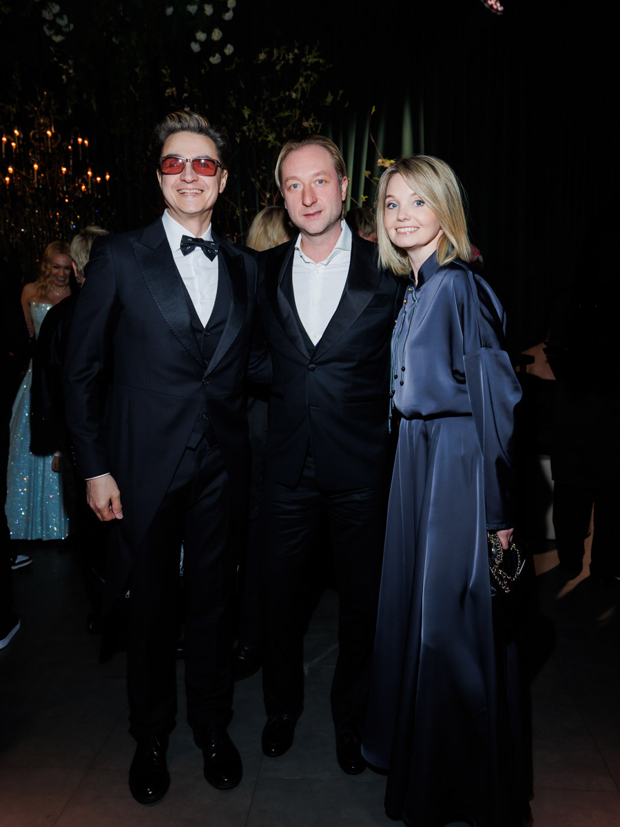 Юбилей Яны Рудковской отпраздновали с размахом. Потрясающий декор в тематике сказочного леса, звездные гости, в числе которых Ольга Бузова, Люся Чеботина, Юлия Барановская. Ну и, конечно, невероятный торт. Метровый гигант стоимостью более 1,5 миллиона рублей — дело рук команды кондитеров, куда вошла Елена Синицына из Владимира.