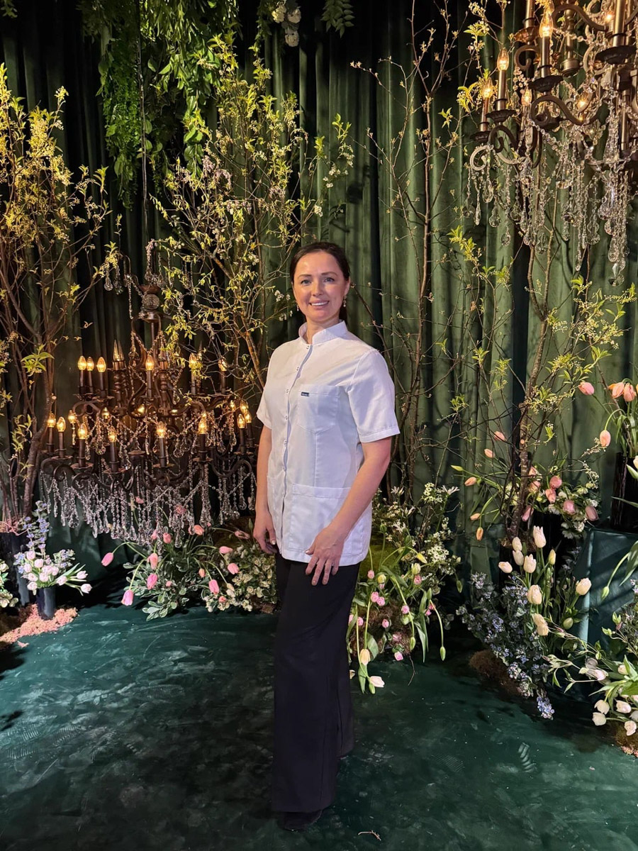 Юбилей Яны Рудковской отпраздновали с размахом. Потрясающий декор в тематике сказочного леса, звездные гости, в числе которых Ольга Бузова, Люся Чеботина, Юлия Барановская. Ну и, конечно, невероятный торт. Метровый гигант стоимостью более 1,5 миллиона рублей — дело рук команды кондитеров, куда вошла Елена Синицына из Владимира.