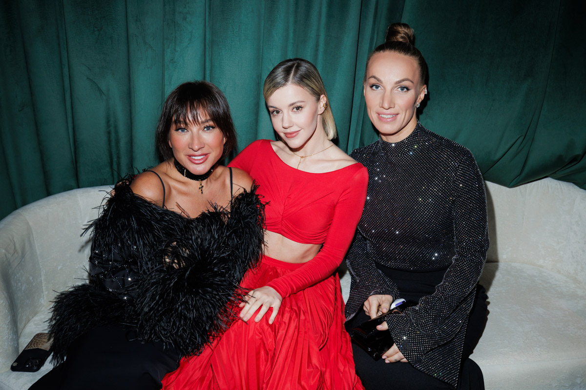 Юбилей Яны Рудковской отпраздновали с размахом. Потрясающий декор в тематике сказочного леса, звездные гости, в числе которых Ольга Бузова, Люся Чеботина, Юлия Барановская. Ну и, конечно, невероятный торт. Метровый гигант стоимостью более 1,5 миллиона рублей — дело рук команды кондитеров, куда вошла Елена Синицына из Владимира.