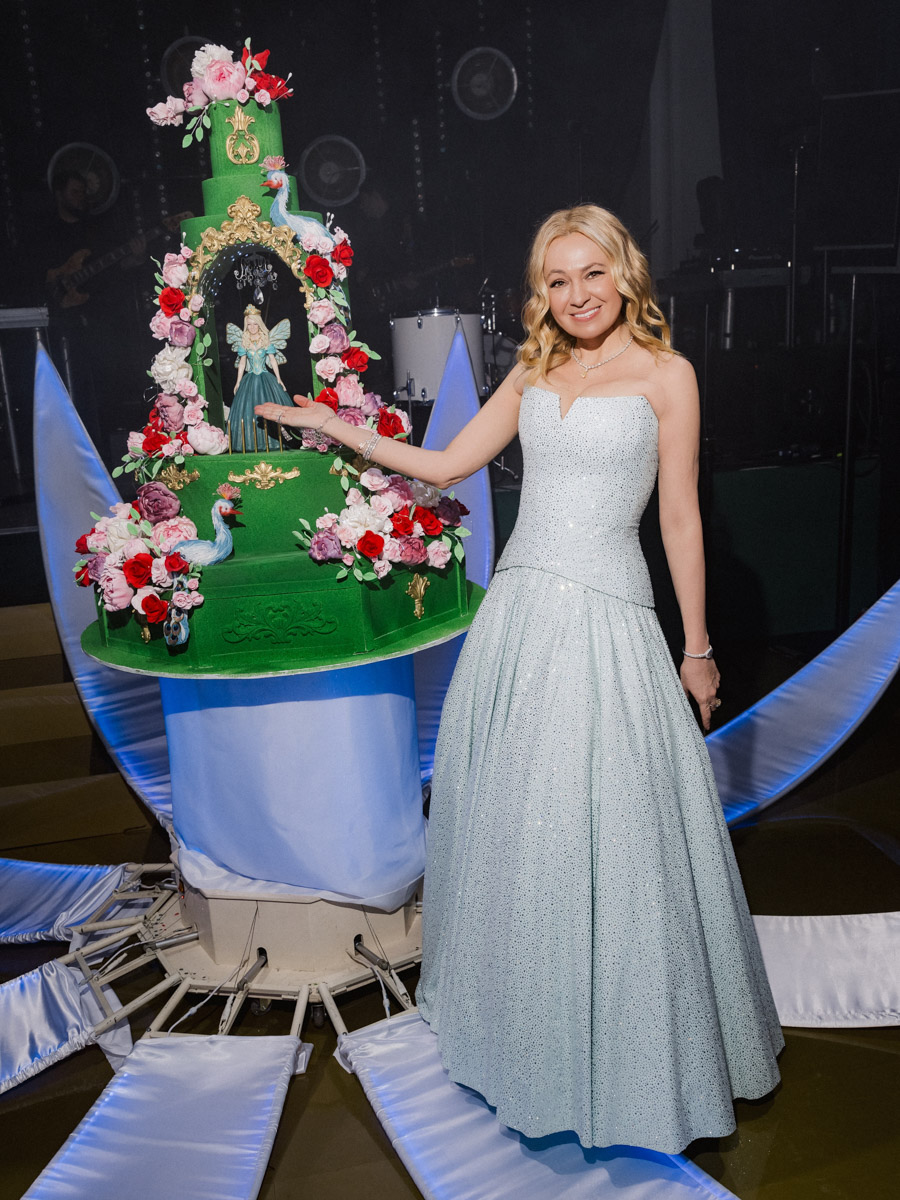 Юбилей Яны Рудковской отпраздновали с размахом. Потрясающий декор в тематике сказочного леса, звездные гости, в числе которых Ольга Бузова, Люся Чеботина, Юлия Барановская. Ну и, конечно, невероятный торт. Метровый гигант стоимостью более 1,5 миллиона рублей — дело рук команды кондитеров, куда вошла Елена Синицына из Владимира.