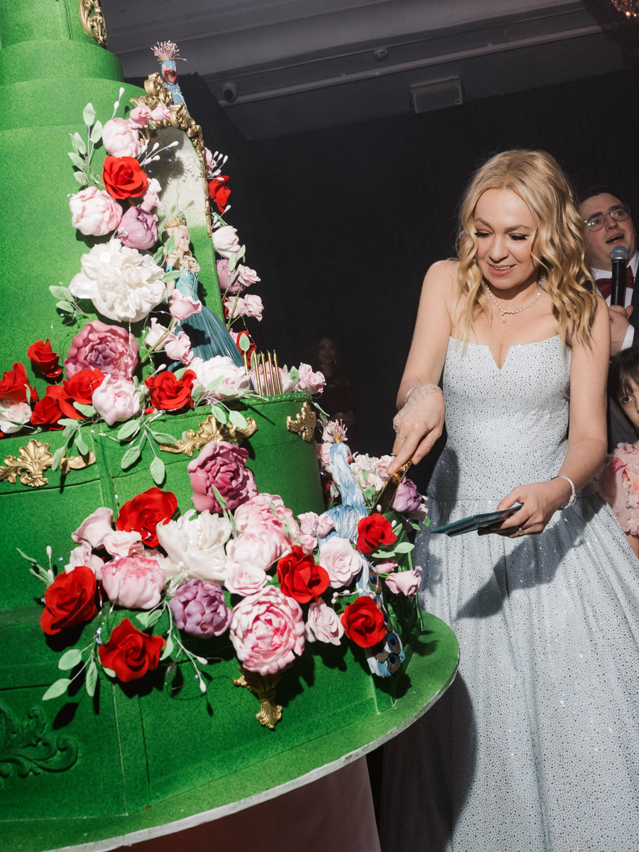 Юбилей Яны Рудковской отпраздновали с размахом. Потрясающий декор в тематике сказочного леса, звездные гости, в числе которых Ольга Бузова, Люся Чеботина, Юлия Барановская. Ну и, конечно, невероятный торт. Метровый гигант стоимостью более 1,5 миллиона рублей — дело рук команды кондитеров, куда вошла Елена Синицына из Владимира.