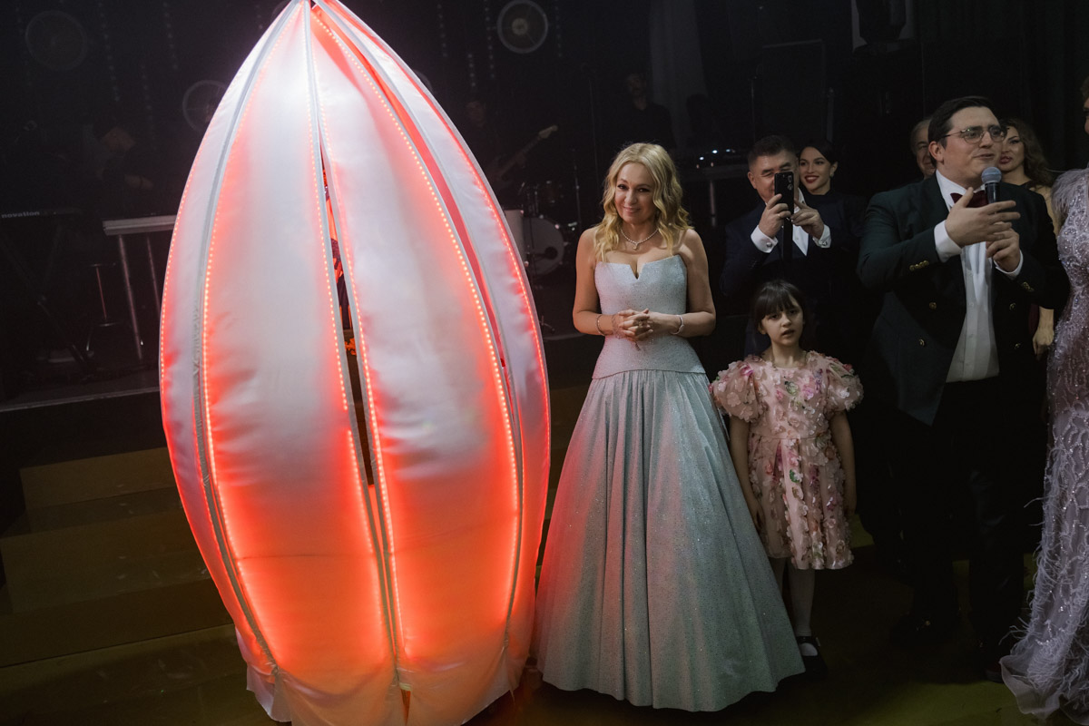 Юбилей Яны Рудковской отпраздновали с размахом. Потрясающий декор в тематике сказочного леса, звездные гости, в числе которых Ольга Бузова, Люся Чеботина, Юлия Барановская. Ну и, конечно, невероятный торт. Метровый гигант стоимостью более 1,5 миллиона рублей — дело рук команды кондитеров, куда вошла Елена Синицына из Владимира.