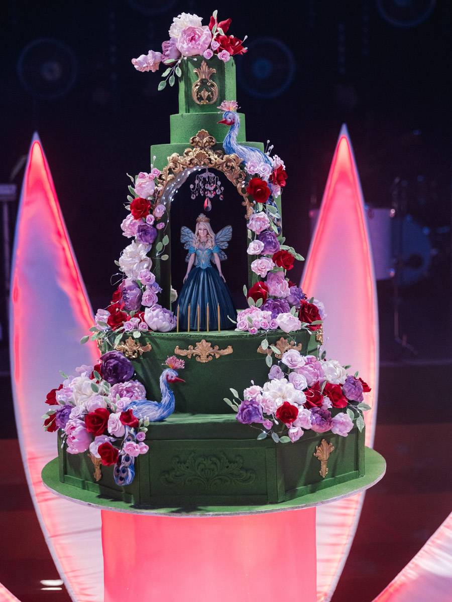 Юбилей Яны Рудковской отпраздновали с размахом. Потрясающий декор в тематике сказочного леса, звездные гости, в числе которых Ольга Бузова, Люся Чеботина, Юлия Барановская. Ну и, конечно, невероятный торт. Метровый гигант стоимостью более 1,5 миллиона рублей — дело рук команды кондитеров, куда вошла Елена Синицына из Владимира.