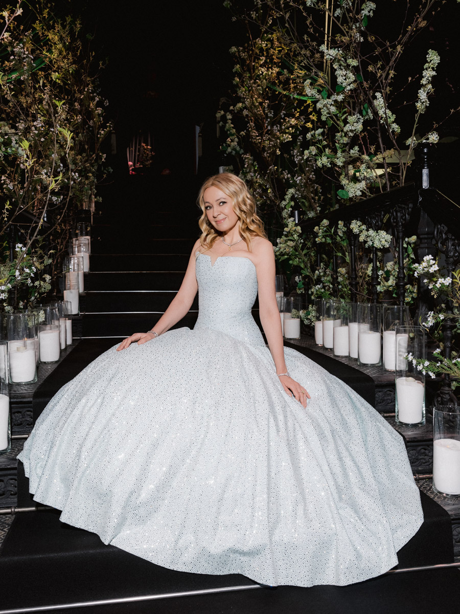 Юбилей Яны Рудковской отпраздновали с размахом. Потрясающий декор в тематике сказочного леса, звездные гости, в числе которых Ольга Бузова, Люся Чеботина, Юлия Барановская. Ну и, конечно, невероятный торт. Метровый гигант стоимостью более 1,5 миллиона рублей — дело рук команды кондитеров, куда вошла Елена Синицына из Владимира.