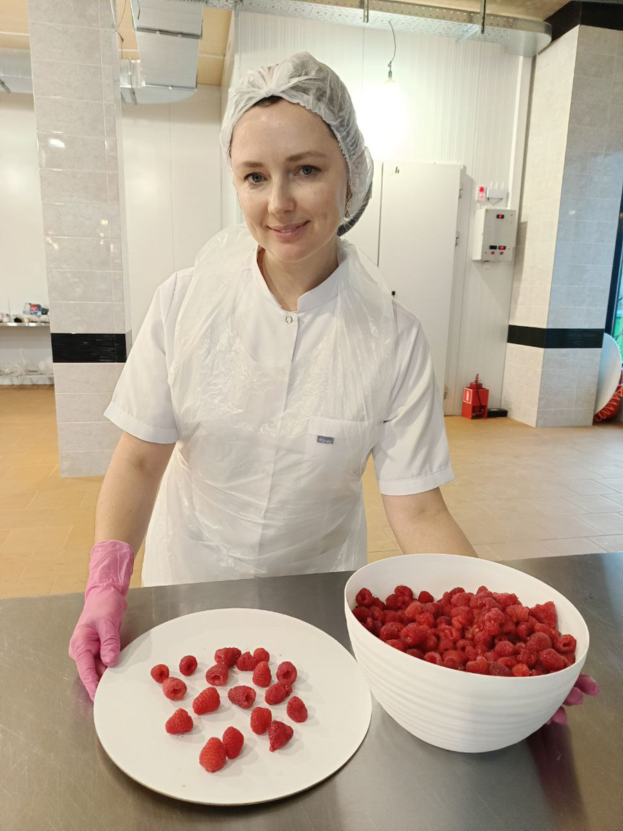 Юбилей Яны Рудковской отпраздновали с размахом. Потрясающий декор в тематике сказочного леса, звездные гости, в числе которых Ольга Бузова, Люся Чеботина, Юлия Барановская. Ну и, конечно, невероятный торт. Метровый гигант стоимостью более 1,5 миллиона рублей — дело рук команды кондитеров, куда вошла Елена Синицына из Владимира.