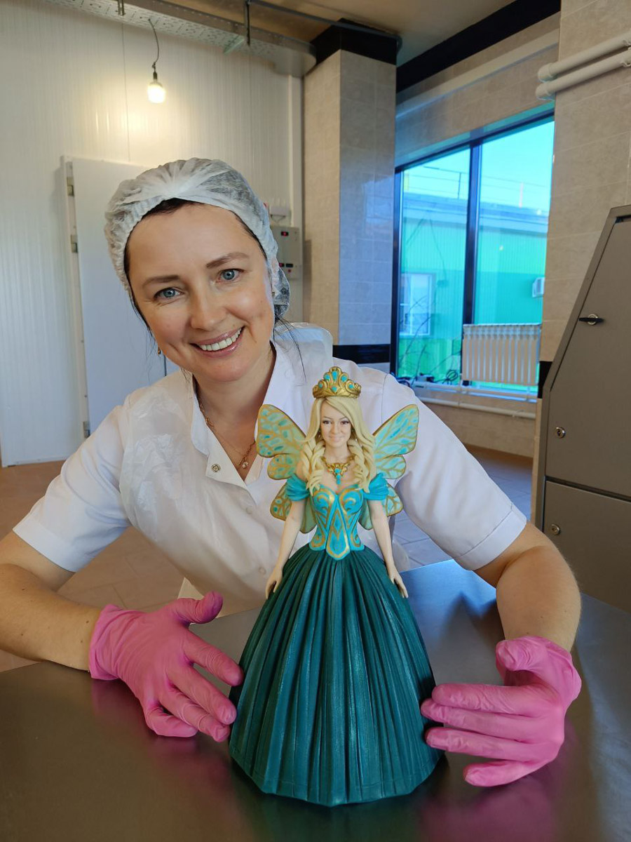 Юбилей Яны Рудковской отпраздновали с размахом. Потрясающий декор в тематике сказочного леса, звездные гости, в числе которых Ольга Бузова, Люся Чеботина, Юлия Барановская. Ну и, конечно, невероятный торт. Метровый гигант стоимостью более 1,5 миллиона рублей — дело рук команды кондитеров, куда вошла Елена Синицына из Владимира.