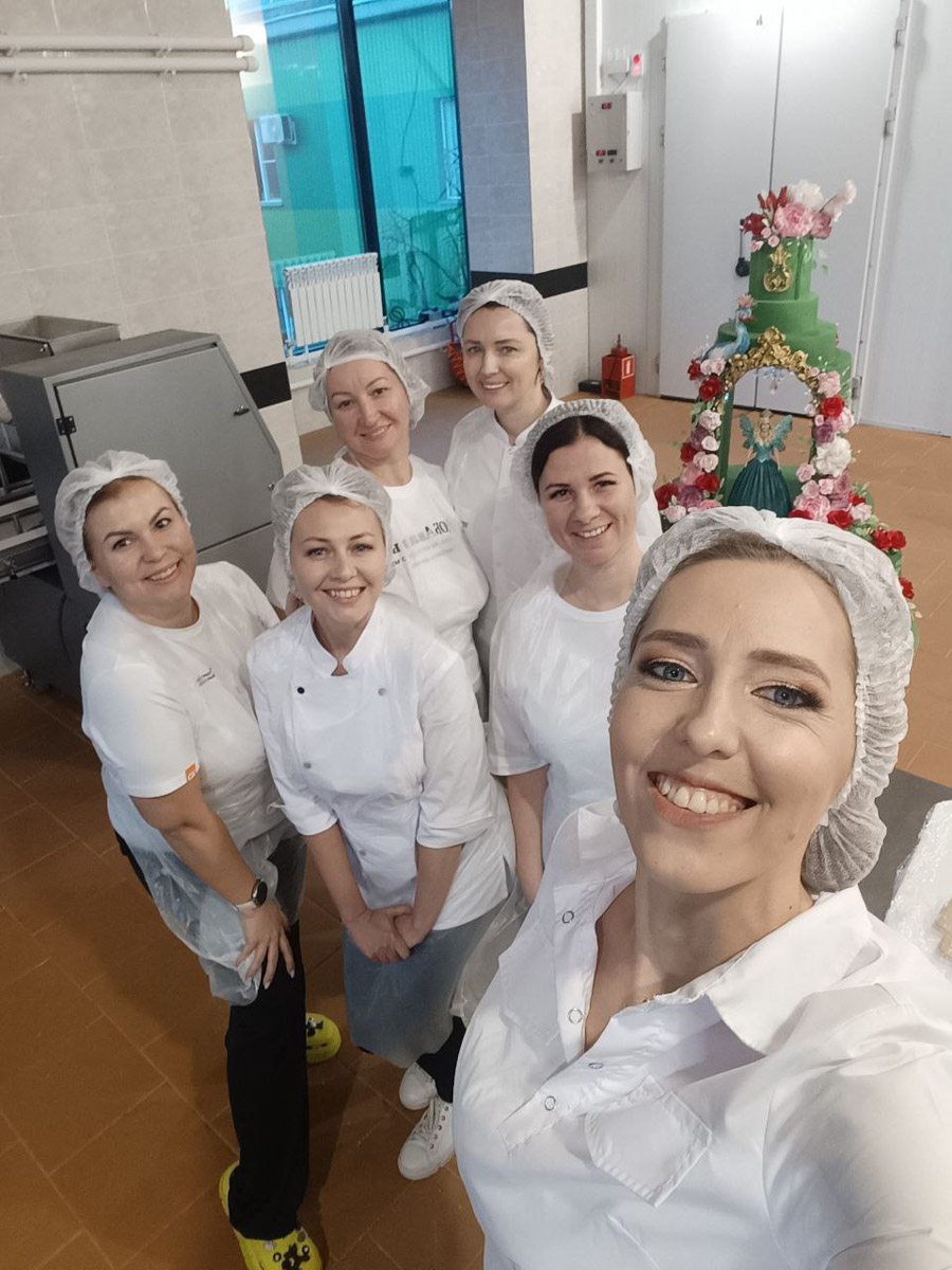 Юбилей Яны Рудковской отпраздновали с размахом. Потрясающий декор в тематике сказочного леса, звездные гости, в числе которых Ольга Бузова, Люся Чеботина, Юлия Барановская. Ну и, конечно, невероятный торт. Метровый гигант стоимостью более 1,5 миллиона рублей — дело рук команды кондитеров, куда вошла Елена Синицына из Владимира.