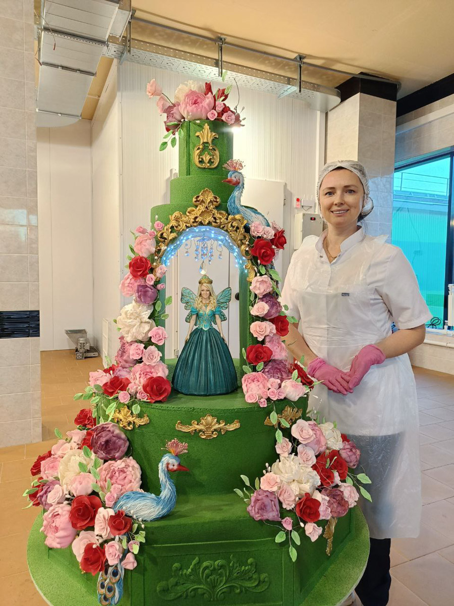 Юбилей Яны Рудковской отпраздновали с размахом. Потрясающий декор в тематике сказочного леса, звездные гости, в числе которых Ольга Бузова, Люся Чеботина, Юлия Барановская. Ну и, конечно, невероятный торт. Метровый гигант стоимостью более 1,5 миллиона рублей — дело рук команды кондитеров, куда вошла Елена Синицына из Владимира.