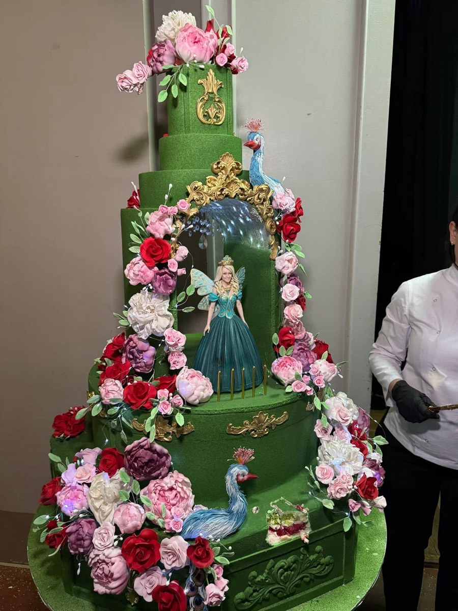 Юбилей Яны Рудковской отпраздновали с размахом. Потрясающий декор в тематике сказочного леса, звездные гости, в числе которых Ольга Бузова, Люся Чеботина, Юлия Барановская. Ну и, конечно, невероятный торт. Метровый гигант стоимостью более 1,5 миллиона рублей — дело рук команды кондитеров, куда вошла Елена Синицына из Владимира.