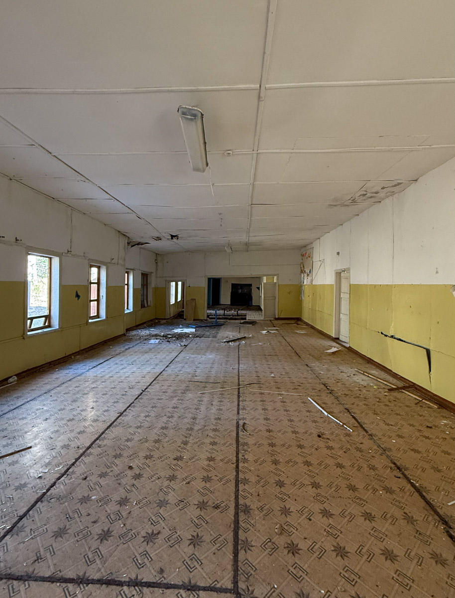 Брошенные летние лагеря хранят особенную атмосферу. За ней в Селивановский район вместе с членами семьи отправилась сталкер Натали Доброта. Она прошлась по заросшим дорожкам и ненадежным ступеням корпусов бывшей спортивно-оздоровительной базы, а потом поделилась полученными впечатлениями с «Ключ-Медиа». 