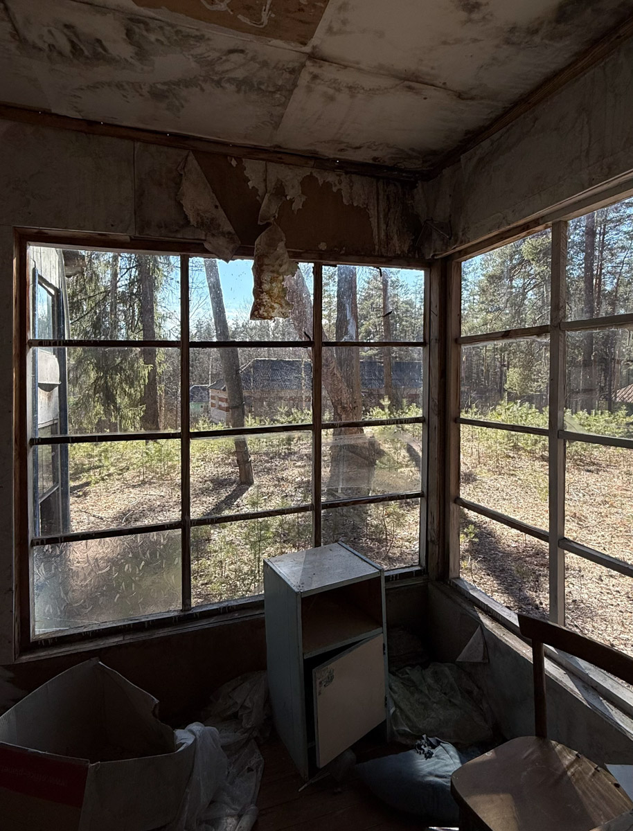 Брошенные летние лагеря хранят особенную атмосферу. За ней в Селивановский район вместе с членами семьи отправилась сталкер Натали Доброта. Она прошлась по заросшим дорожкам и ненадежным ступеням корпусов бывшей спортивно-оздоровительной базы, а потом поделилась полученными впечатлениями с «Ключ-Медиа». 