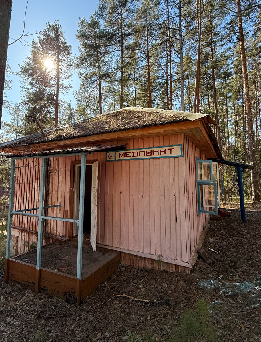 Брошенные летние лагеря хранят особенную атмосферу. За ней в Селивановский район вместе с членами семьи отправилась сталкер Натали Доброта. Она прошлась по заросшим дорожкам и ненадежным ступеням корпусов бывшей спортивно-оздоровительной базы, а потом поделилась полученными впечатлениями с «Ключ-Медиа». 