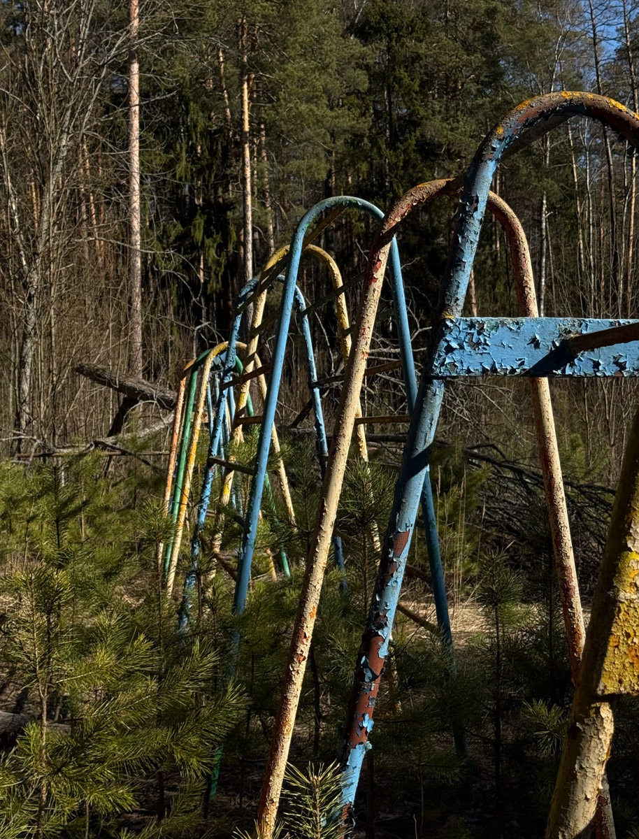 Брошенные летние лагеря хранят особенную атмосферу. За ней в Селивановский район вместе с членами семьи отправилась сталкер Натали Доброта. Она прошлась по заросшим дорожкам и ненадежным ступеням корпусов бывшей спортивно-оздоровительной базы, а потом поделилась полученными впечатлениями с «Ключ-Медиа». 