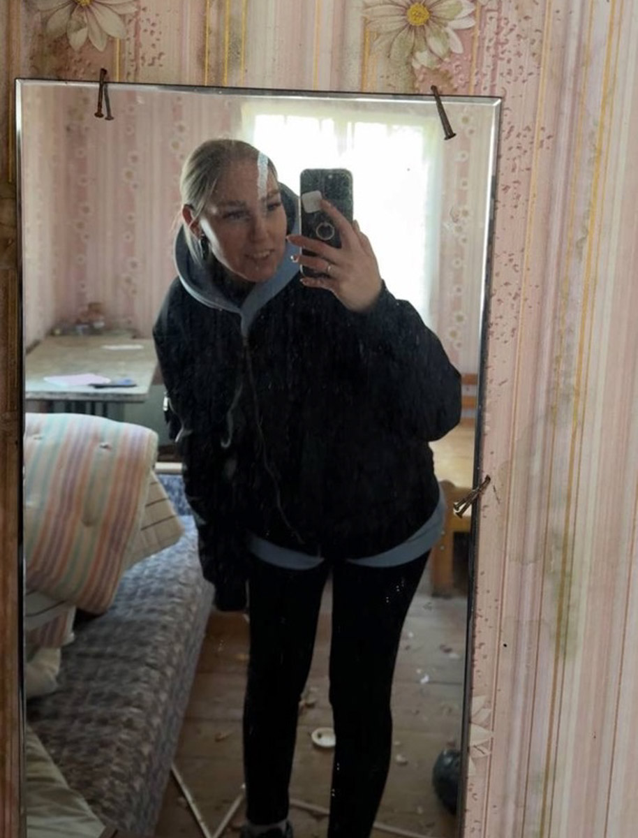 Брошенные летние лагеря хранят особенную атмосферу. За ней в Селивановский район вместе с членами семьи отправилась сталкер Натали Доброта. Она прошлась по заросшим дорожкам и ненадежным ступеням корпусов бывшей спортивно-оздоровительной базы, а потом поделилась полученными впечатлениями с «Ключ-Медиа». 