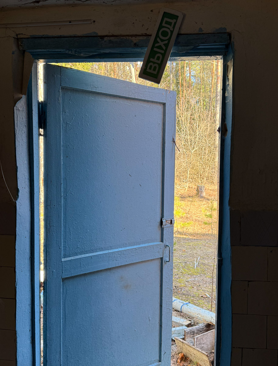 Брошенные летние лагеря хранят особенную атмосферу. За ней в Селивановский район вместе с членами семьи отправилась сталкер Натали Доброта. Она прошлась по заросшим дорожкам и ненадежным ступеням корпусов бывшей спортивно-оздоровительной базы, а потом поделилась полученными впечатлениями с «Ключ-Медиа». 