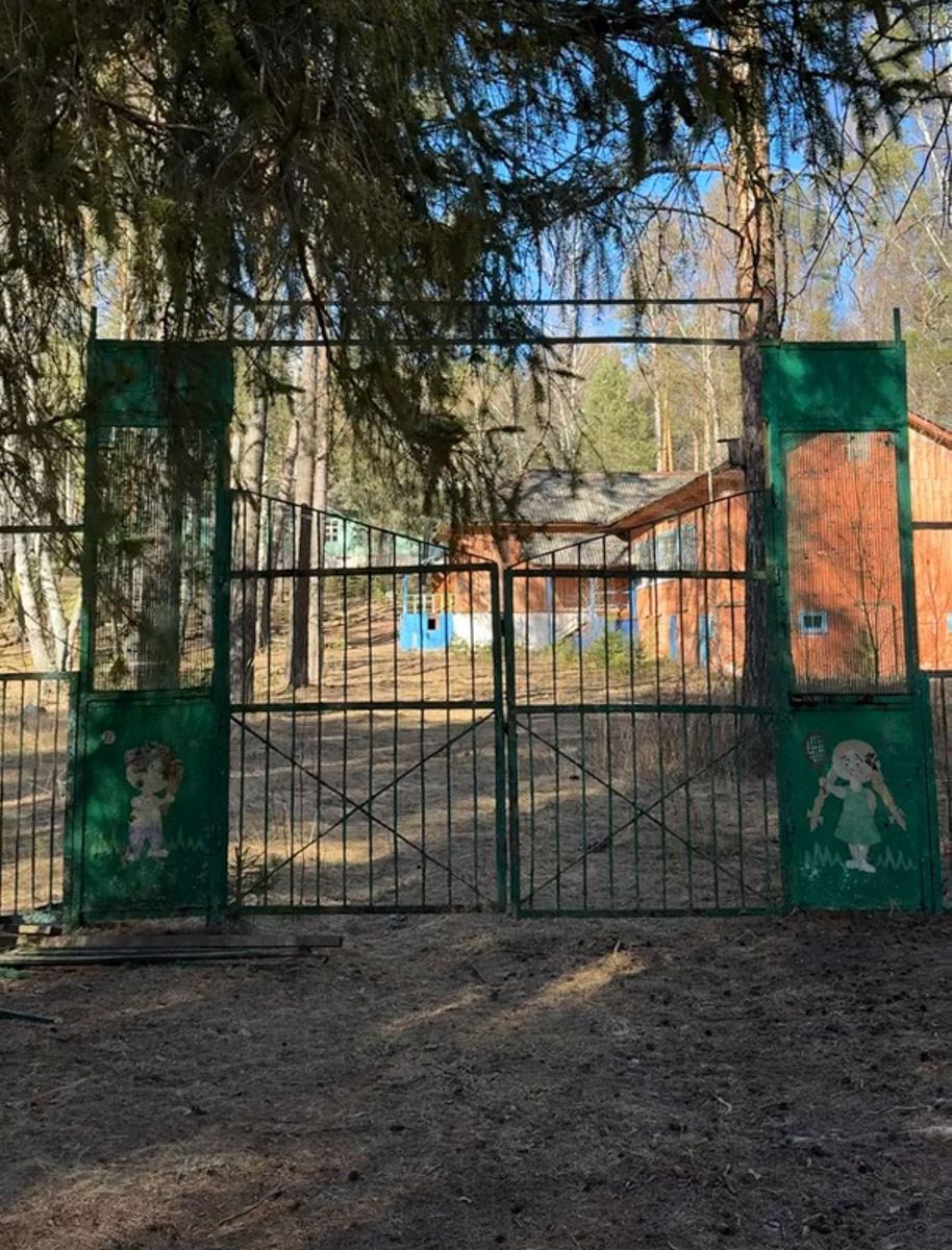 Брошенные летние лагеря хранят особенную атмосферу. За ней в Селивановский район вместе с членами семьи отправилась сталкер Натали Доброта. Она прошлась по заросшим дорожкам и ненадежным ступеням корпусов бывшей спортивно-оздоровительной базы, а потом поделилась полученными впечатлениями с «Ключ-Медиа». 