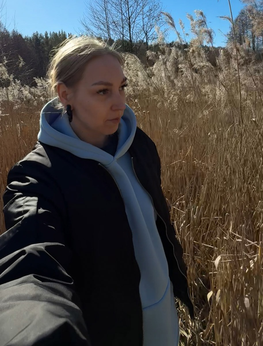 Брошенные летние лагеря хранят особенную атмосферу. За ней в Селивановский район вместе с членами семьи отправилась сталкер Натали Доброта. Она прошлась по заросшим дорожкам и ненадежным ступеням корпусов бывшей спортивно-оздоровительной базы, а потом поделилась полученными впечатлениями с «Ключ-Медиа». 