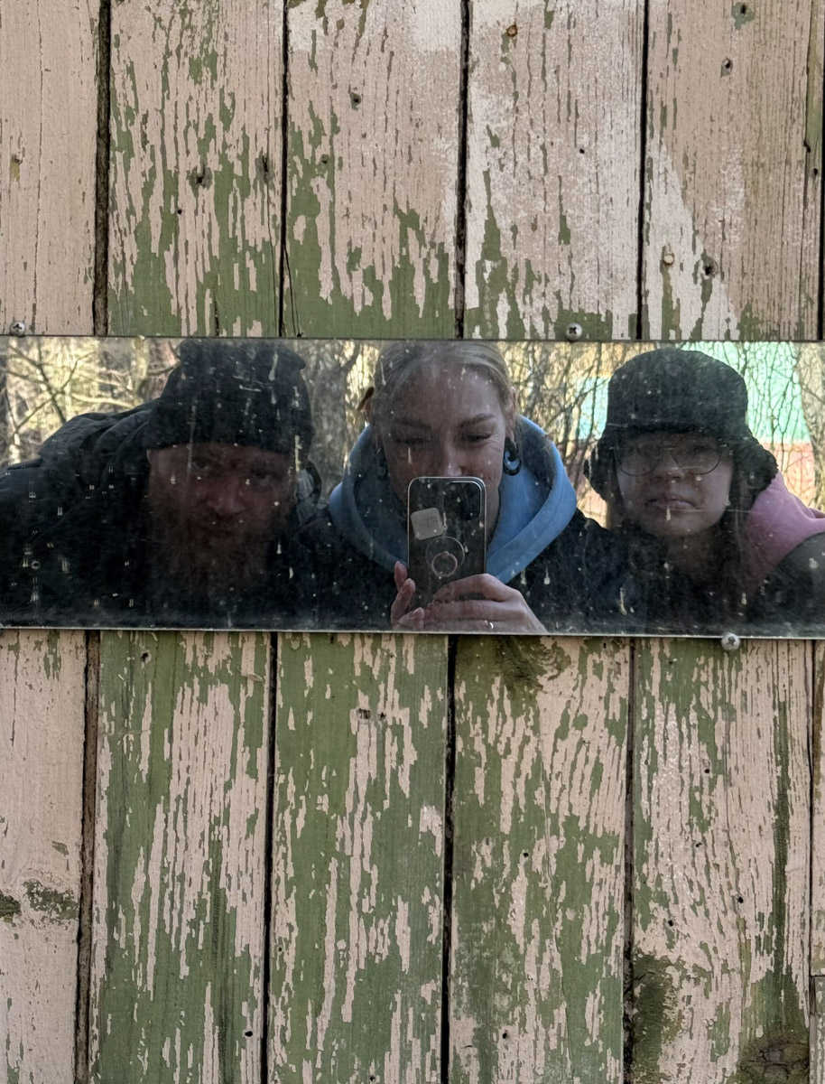 Брошенные летние лагеря хранят особенную атмосферу. За ней в Селивановский район вместе с членами семьи отправилась сталкер Натали Доброта. Она прошлась по заросшим дорожкам и ненадежным ступеням корпусов бывшей спортивно-оздоровительной базы, а потом поделилась полученными впечатлениями с «Ключ-Медиа». 