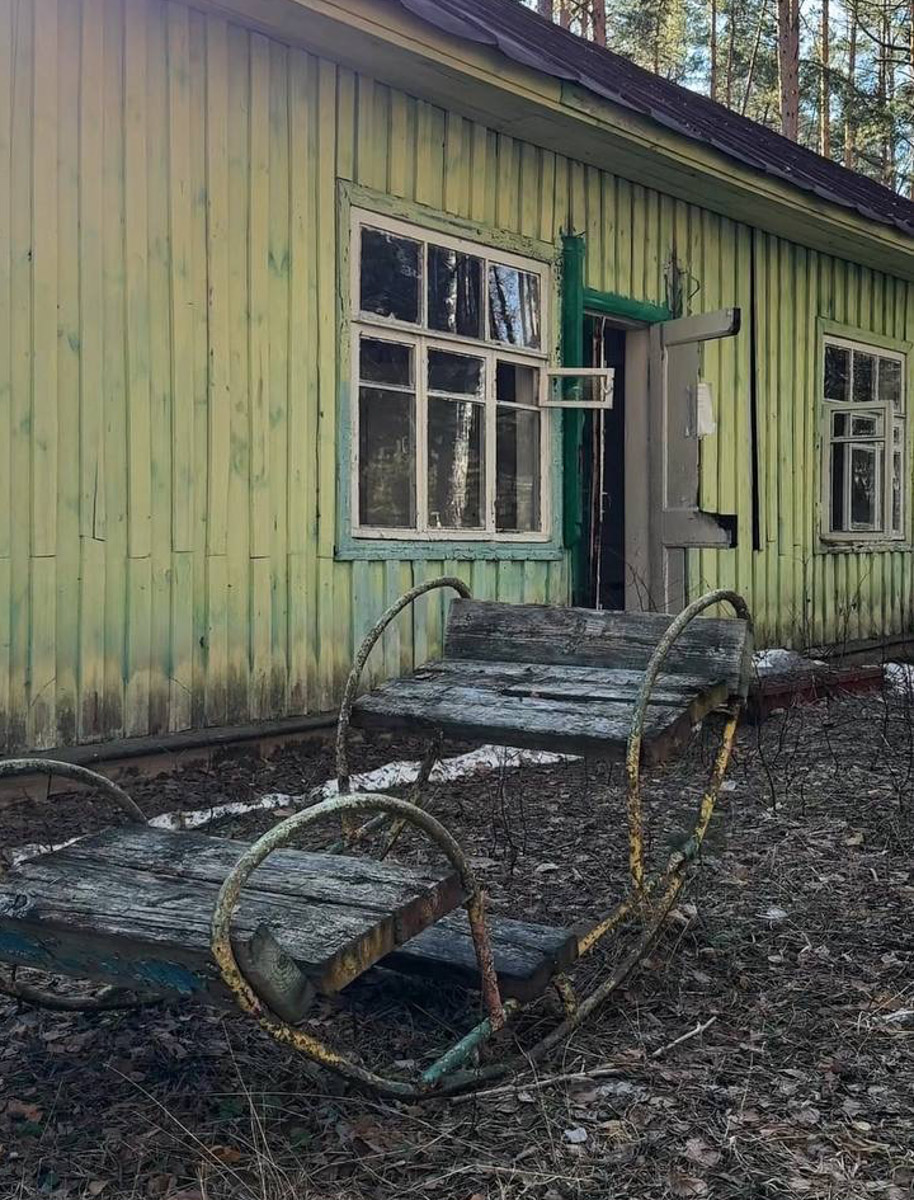 Брошенные летние лагеря хранят особенную атмосферу. За ней в Селивановский район вместе с членами семьи отправилась сталкер Натали Доброта. Она прошлась по заросшим дорожкам и ненадежным ступеням корпусов бывшей спортивно-оздоровительной базы, а потом поделилась полученными впечатлениями с «Ключ-Медиа». 