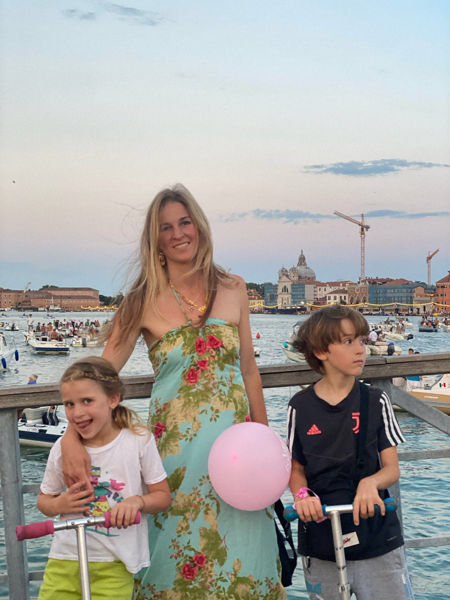 Художница и искусствовед Екатерина Верна обитает в Венеции уже тринадцать лет. Почему она любит этот город, в действительности ли он через несколько десятилетий полностью уйдет под воду и чем пахнут его каналы — жительница одного из самых романтичных и загадочных мест поведала «Ключ-Медиа».