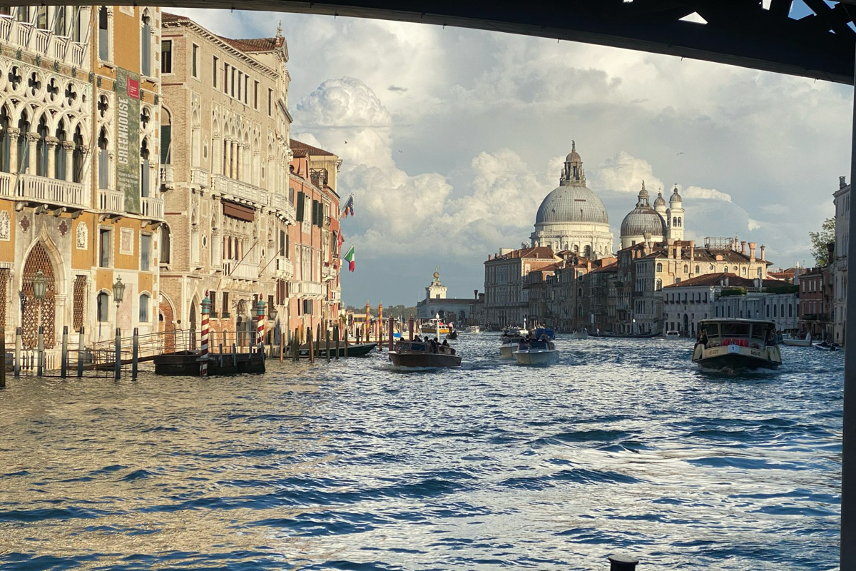 Художница и искусствовед Екатерина Верна обитает в Венеции уже тринадцать лет. Почему она любит этот город, в действительности ли он через несколько десятилетий полностью уйдет под воду и чем пахнут его каналы — жительница одного из самых романтичных и загадочных мест поведала «Ключ-Медиа».