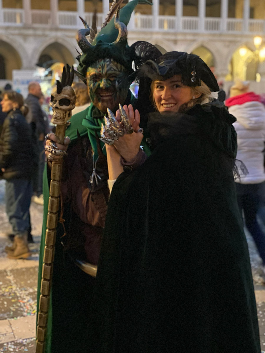 Художница и искусствовед Екатерина Верна обитает в Венеции уже тринадцать лет. Почему она любит этот город, в действительности ли он через несколько десятилетий полностью уйдет под воду и чем пахнут его каналы — жительница одного из самых романтичных и загадочных мест поведала «Ключ-Медиа».