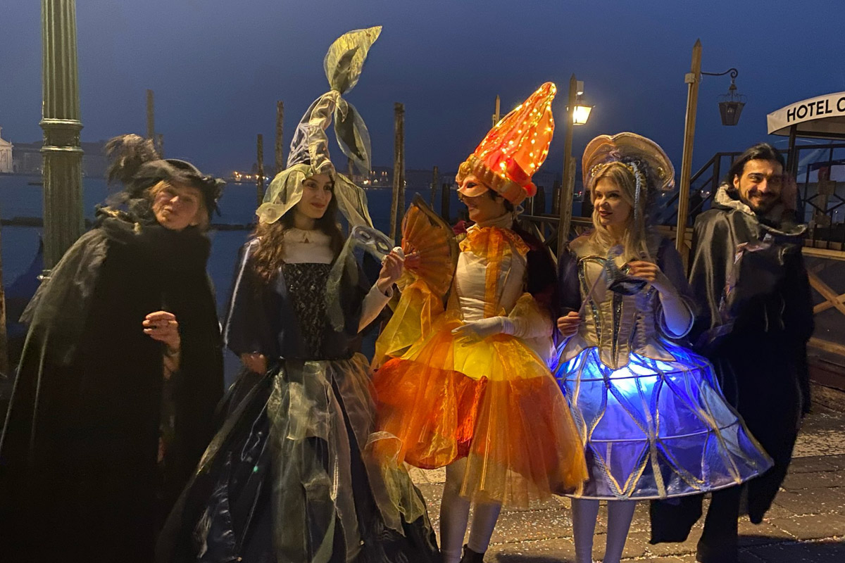 Художница и искусствовед Екатерина Верна обитает в Венеции уже тринадцать лет. Почему она любит этот город, в действительности ли он через несколько десятилетий полностью уйдет под воду и чем пахнут его каналы — жительница одного из самых романтичных и загадочных мест поведала «Ключ-Медиа».