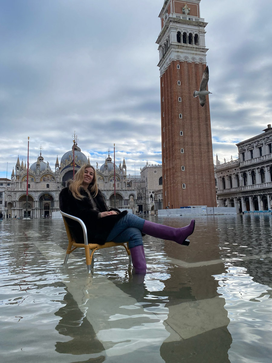 Художница и искусствовед Екатерина Верна обитает в Венеции уже тринадцать лет. Почему она любит этот город, в действительности ли он через несколько десятилетий полностью уйдет под воду и чем пахнут его каналы — жительница одного из самых романтичных и загадочных мест поведала «Ключ-Медиа».